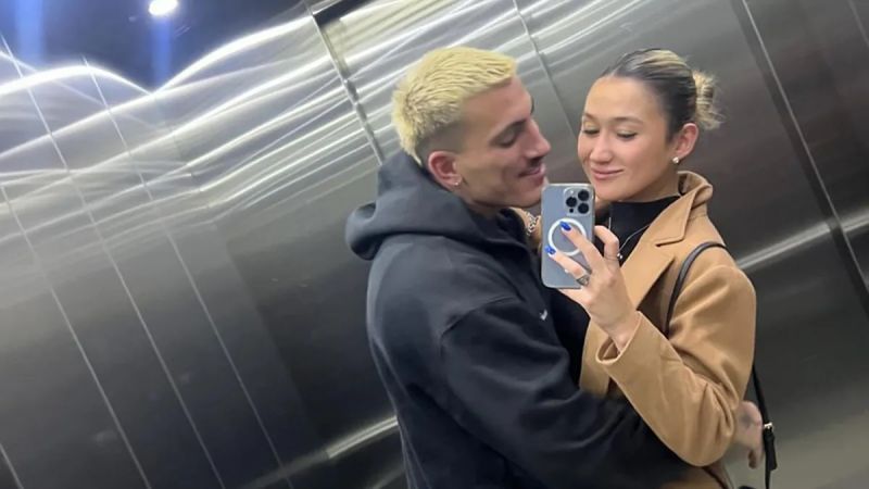Tomás Holder anunció su compromiso con su novia de una particular forma